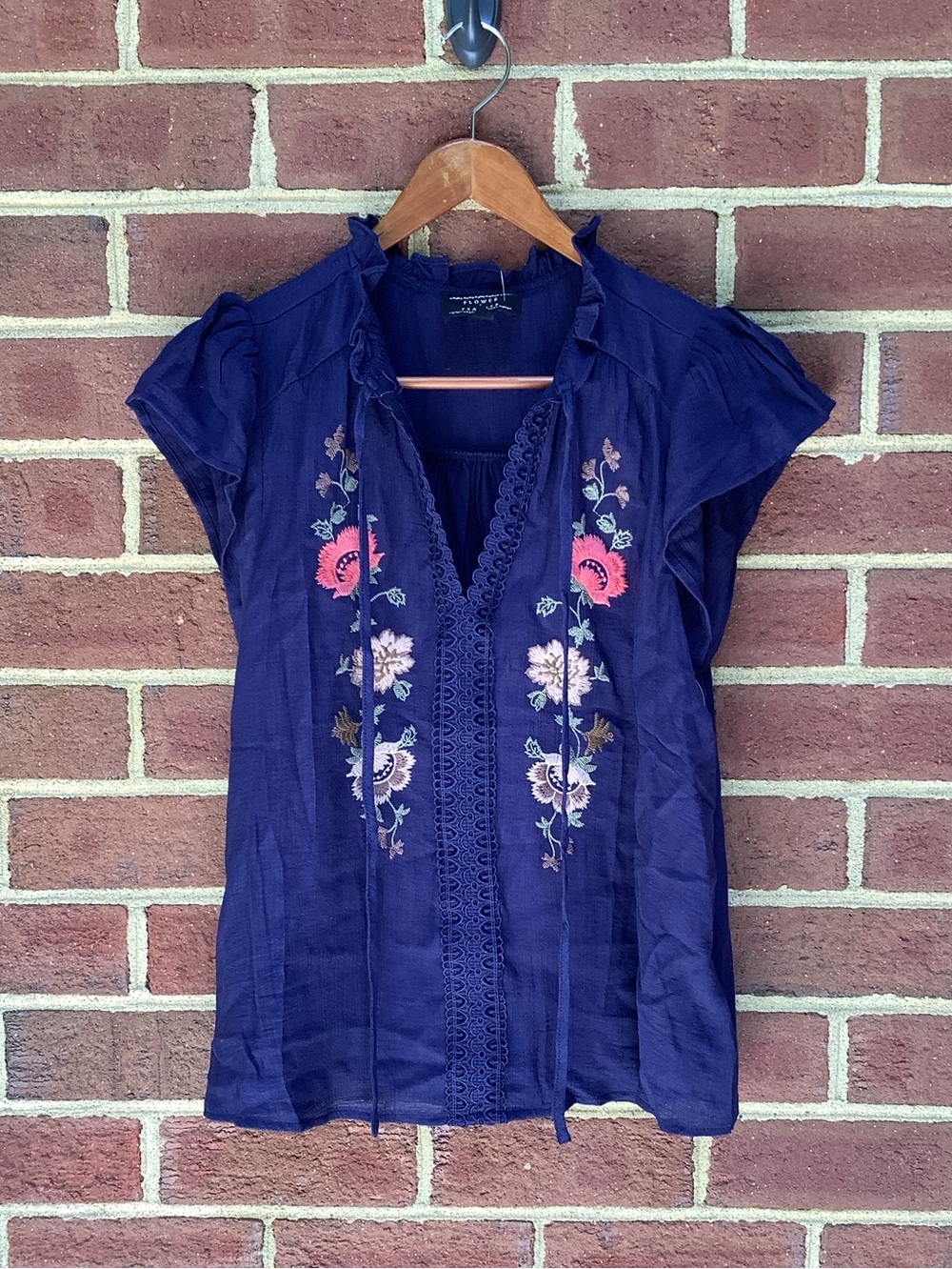 NWT Flower and Feather Navy Embroidered Floral Shirt Flutter Sleeve M